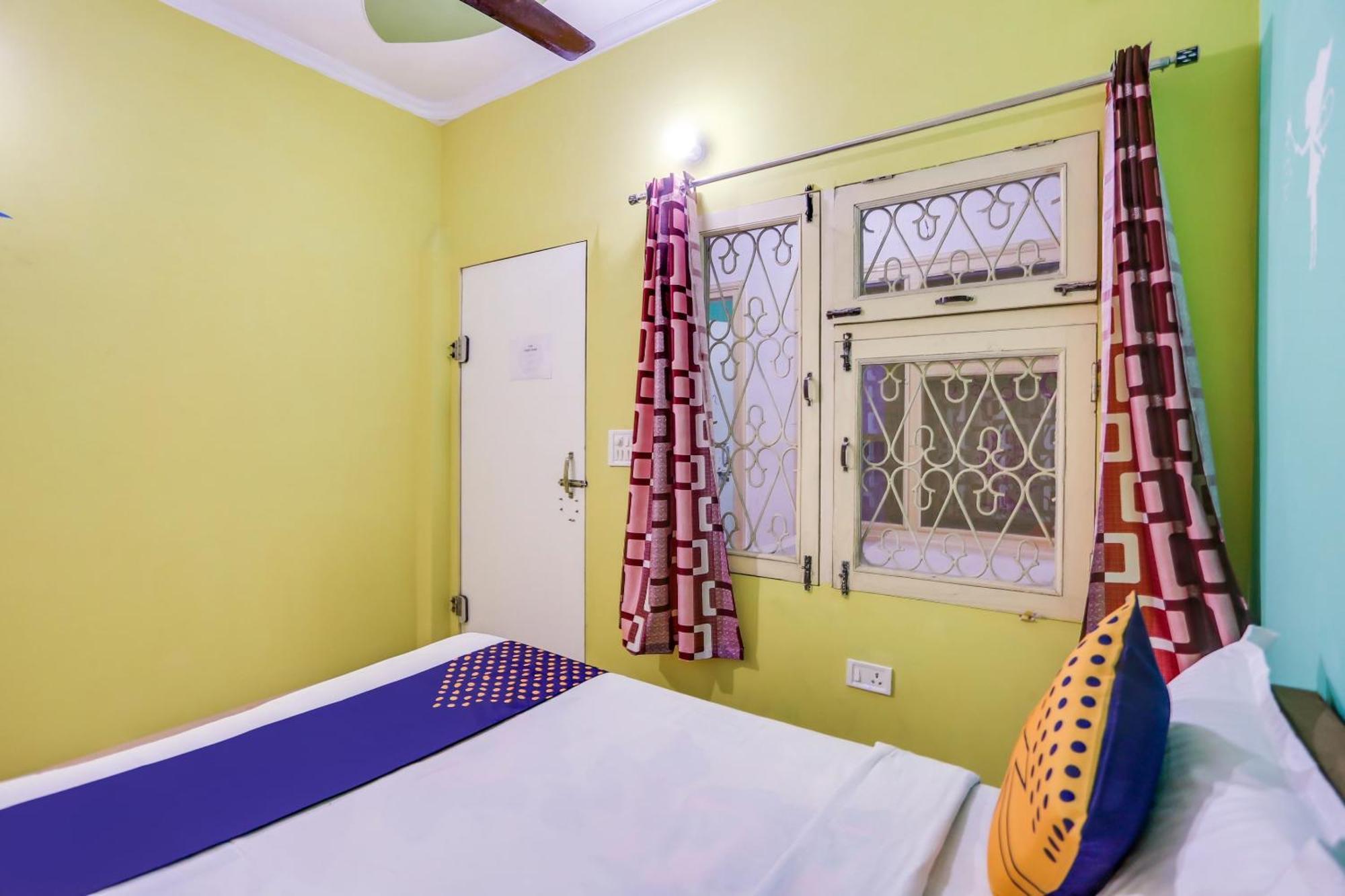 Hotel O White House 2*